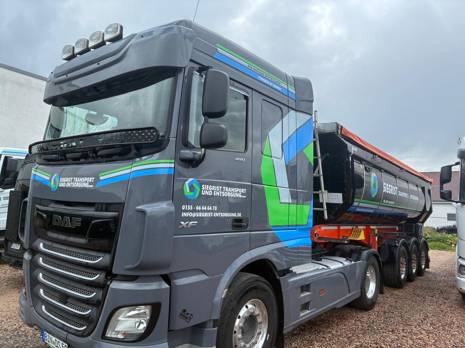 Lkw-Beschriftung für Siegrist Transport und Entsorgung, umgesetzt von Nerodesign