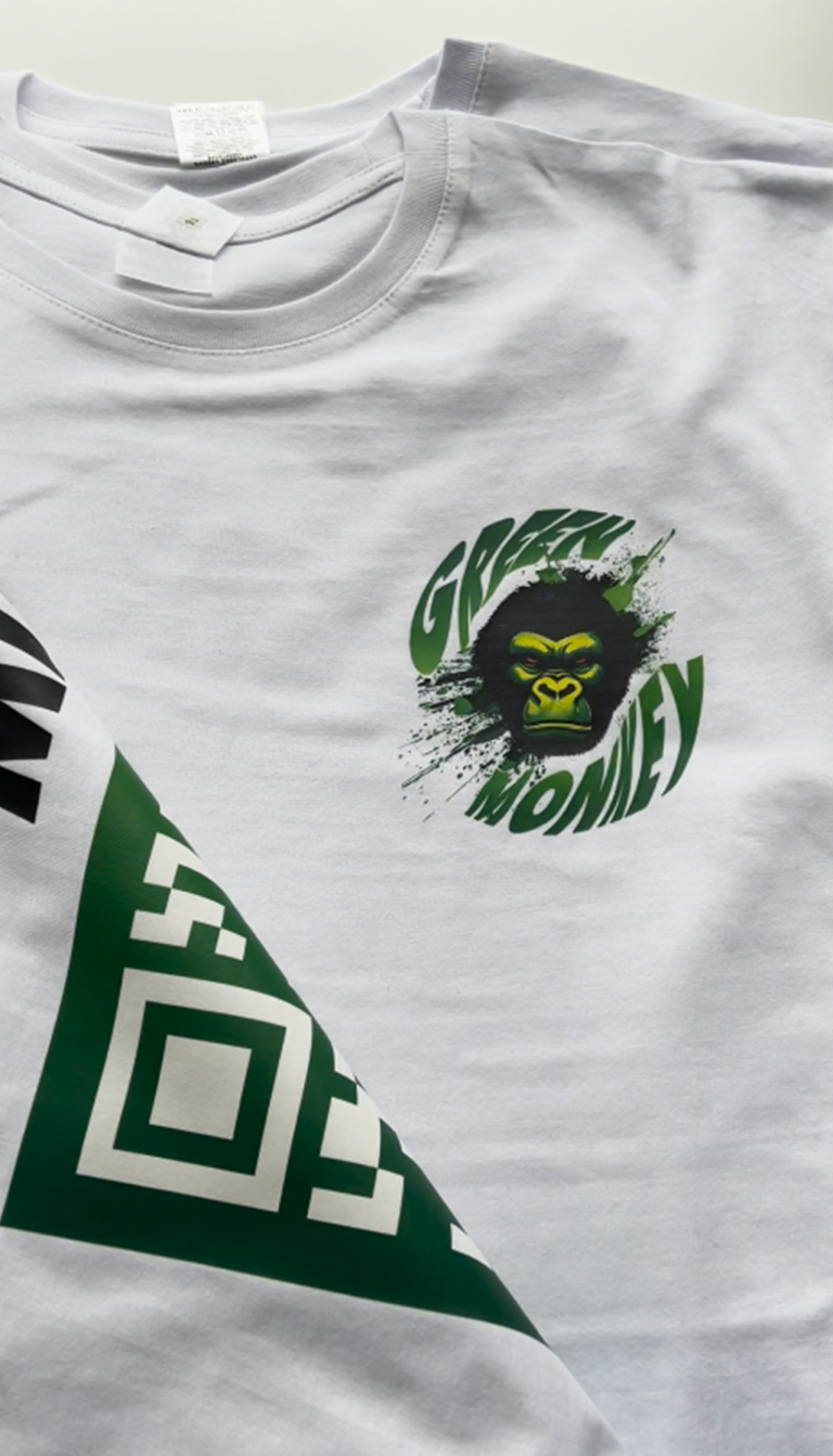 Textilveredelung von Nerodesign – bedrucktes T-Shirt mit Green Monkey Logo und QR-Code