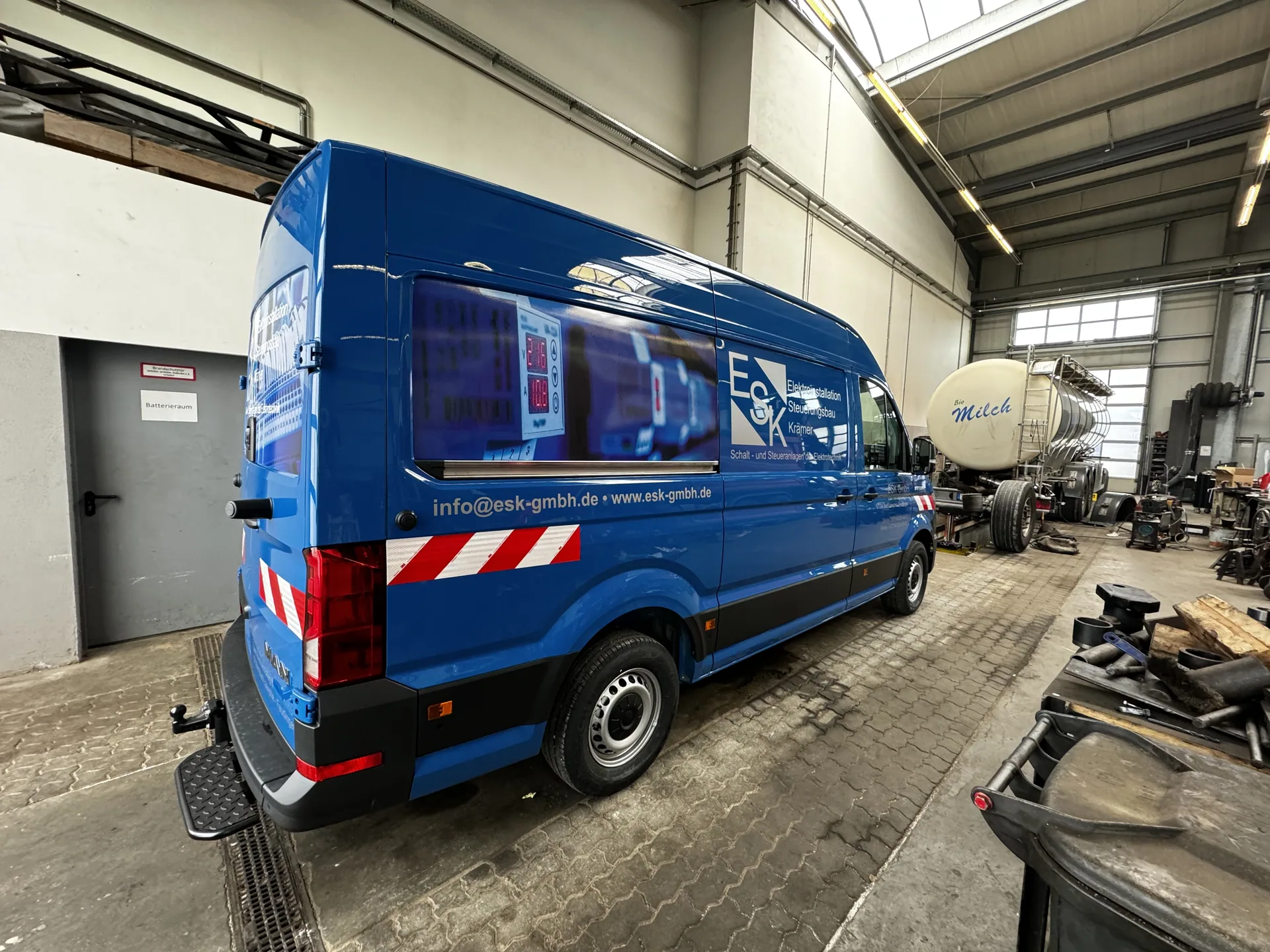 Fahrzeugbeschriftung für ESK Elektroinstallation Steuerungsbau Krämer GmbH, umgesetzt von Nerodesign – Ansicht 2