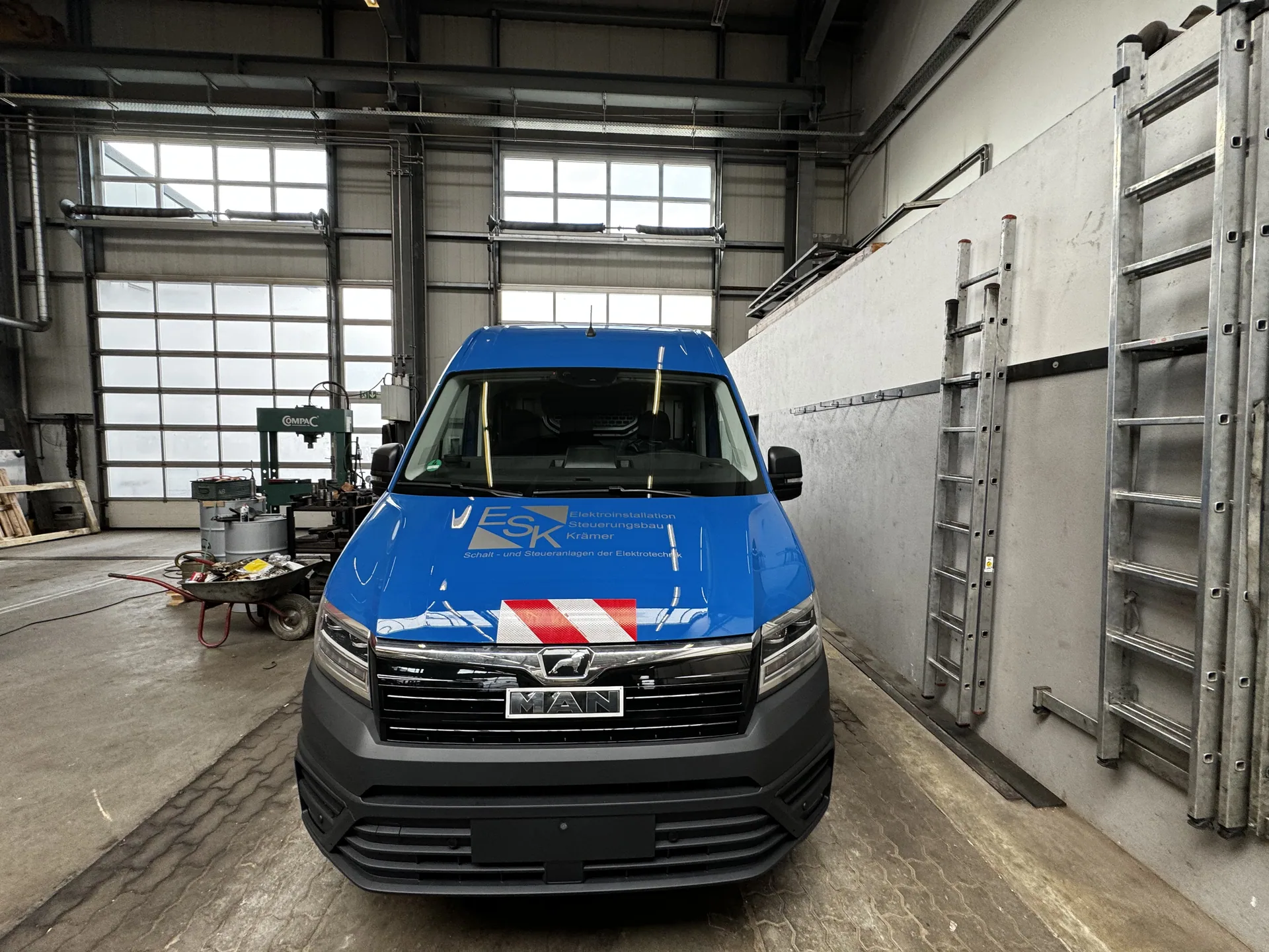 Fahrzeugbeschriftung für ESK Elektroinstallation Steuerungsbau Krämer GmbH, umgesetzt von Nerodesign – Ansicht 3