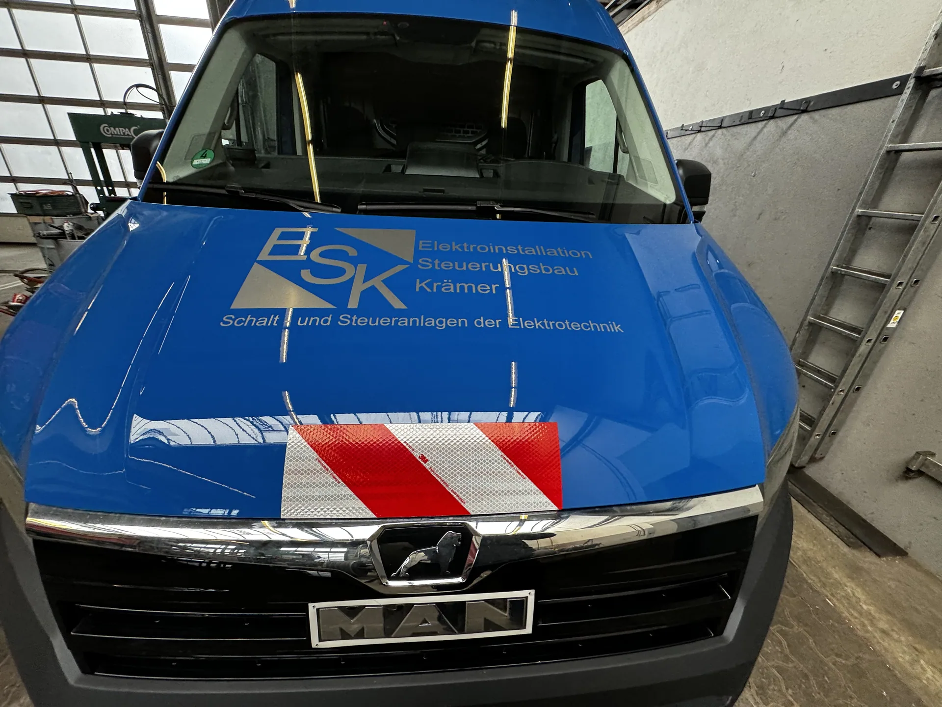 Fahrzeugbeschriftung für ESK Elektroinstallation Steuerungsbau Krämer GmbH, umgesetzt von Nerodesign – Ansicht 4