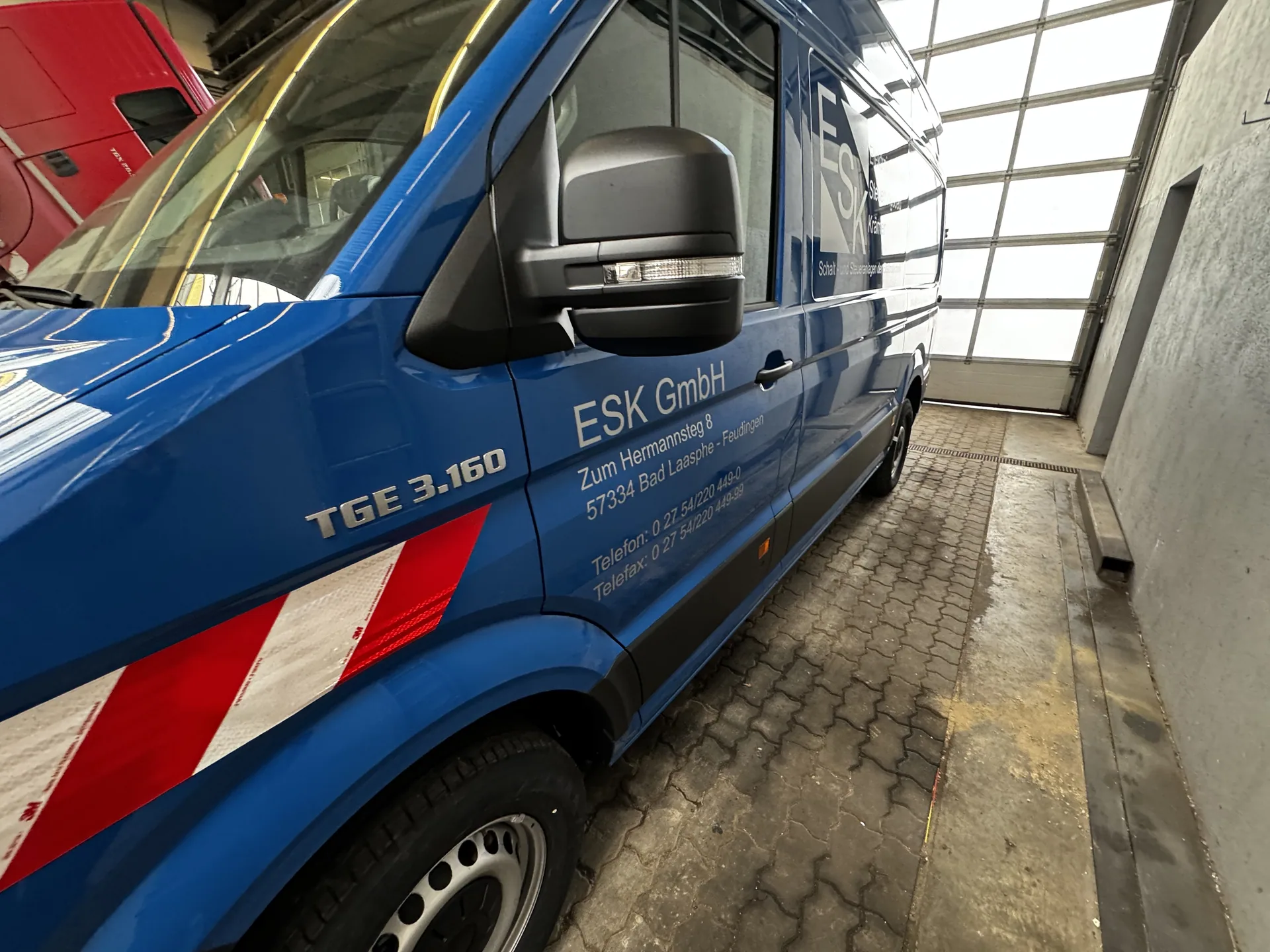 Fahrzeugbeschriftung für ESK Elektroinstallation Steuerungsbau Krämer GmbH, umgesetzt von Nerodesign – Ansicht 5