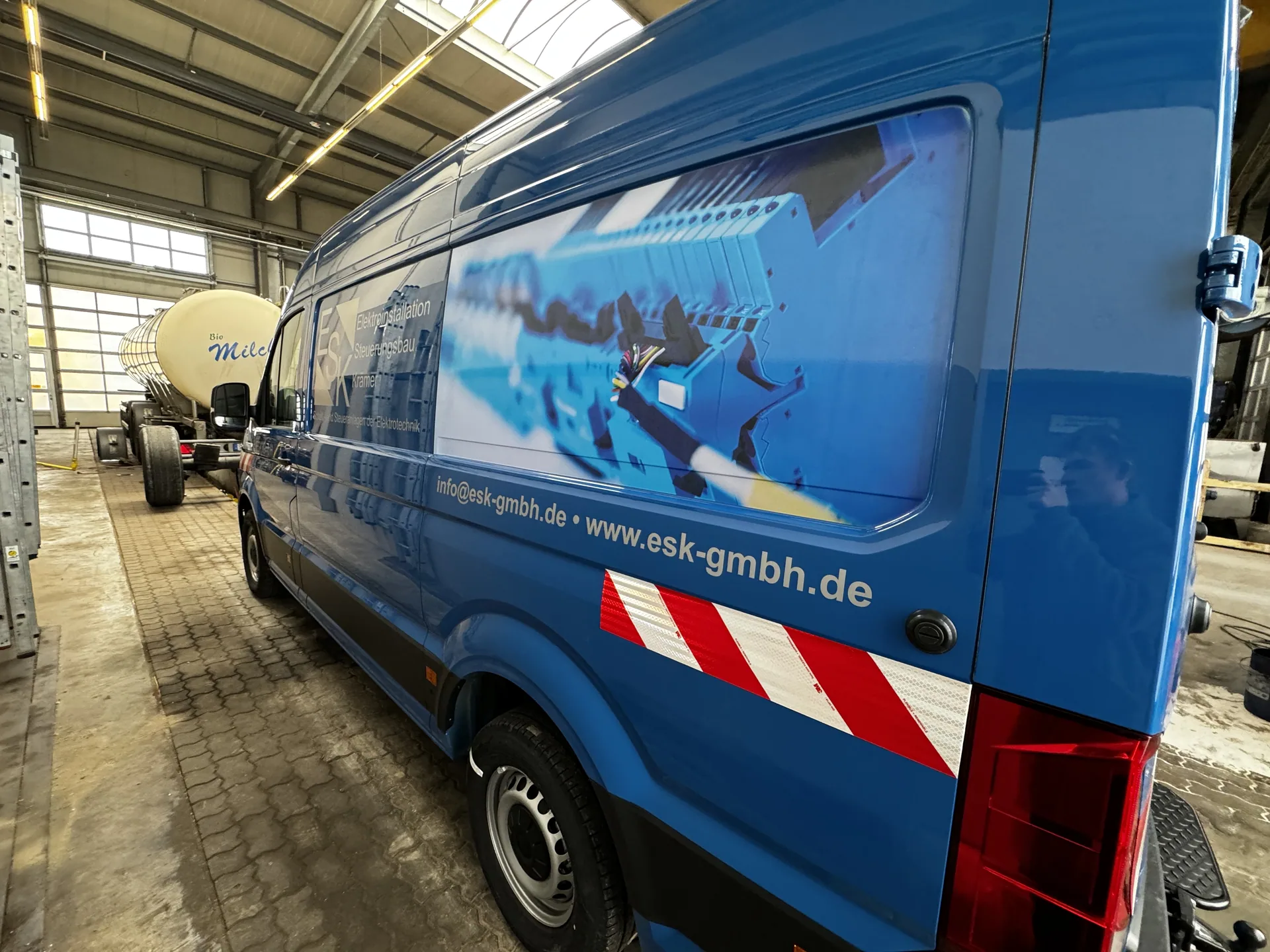 Fahrzeugbeschriftung für ESK Elektroinstallation Steuerungsbau Krämer GmbH, umgesetzt von Nerodesign – Ansicht 6