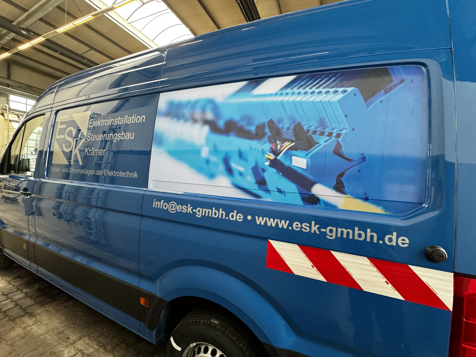 Fahrzeugbeschriftung für ESK Elektroinstallation Steuerungsbau Krämer GmbH, umgesetzt von Nerodesign – Ansicht 7