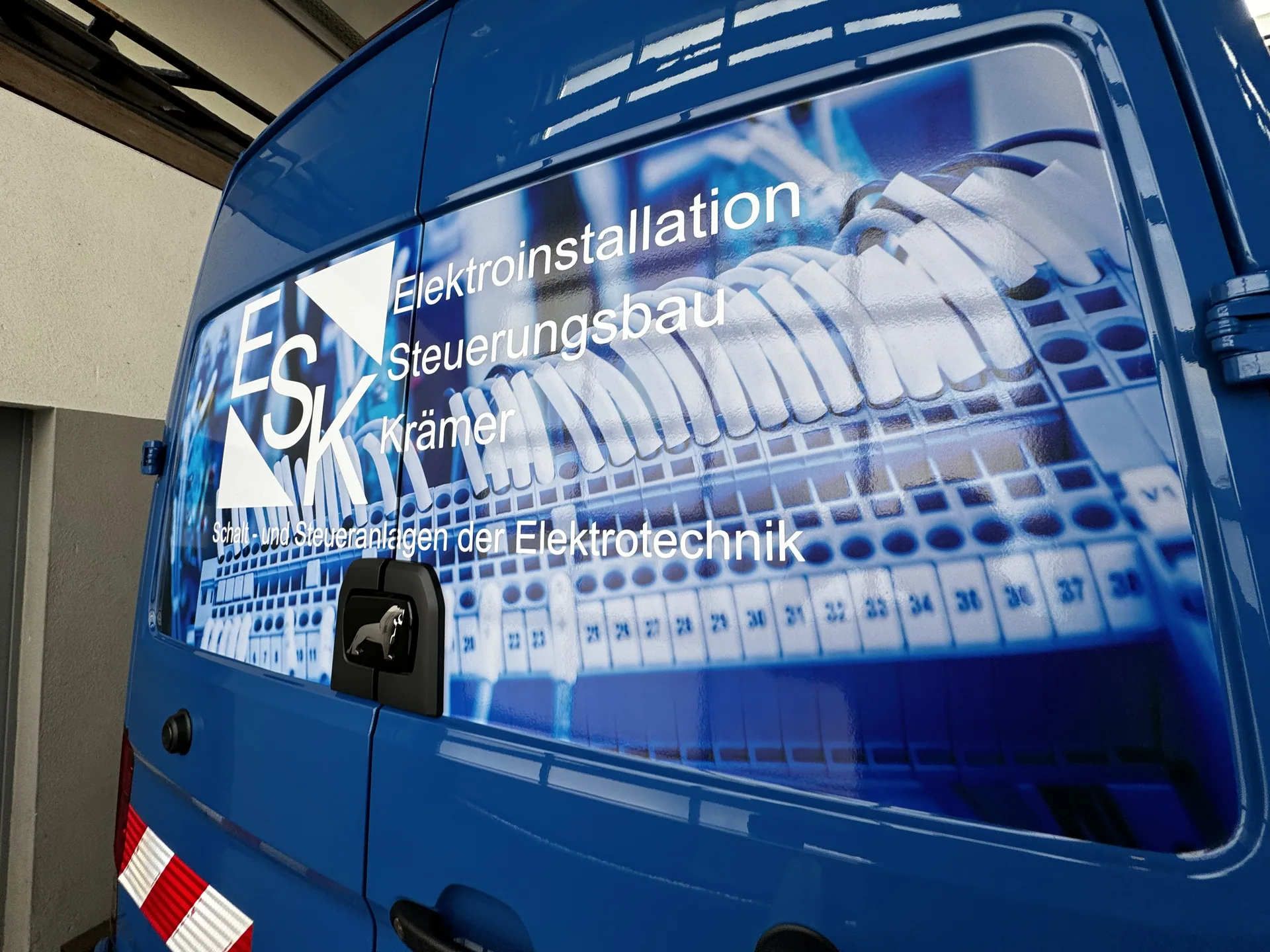 Fahrzeugbeschriftung für ESK Elektroinstallation Steuerungsbau Krämer GmbH, umgesetzt von Nerodesign – Ansicht 9