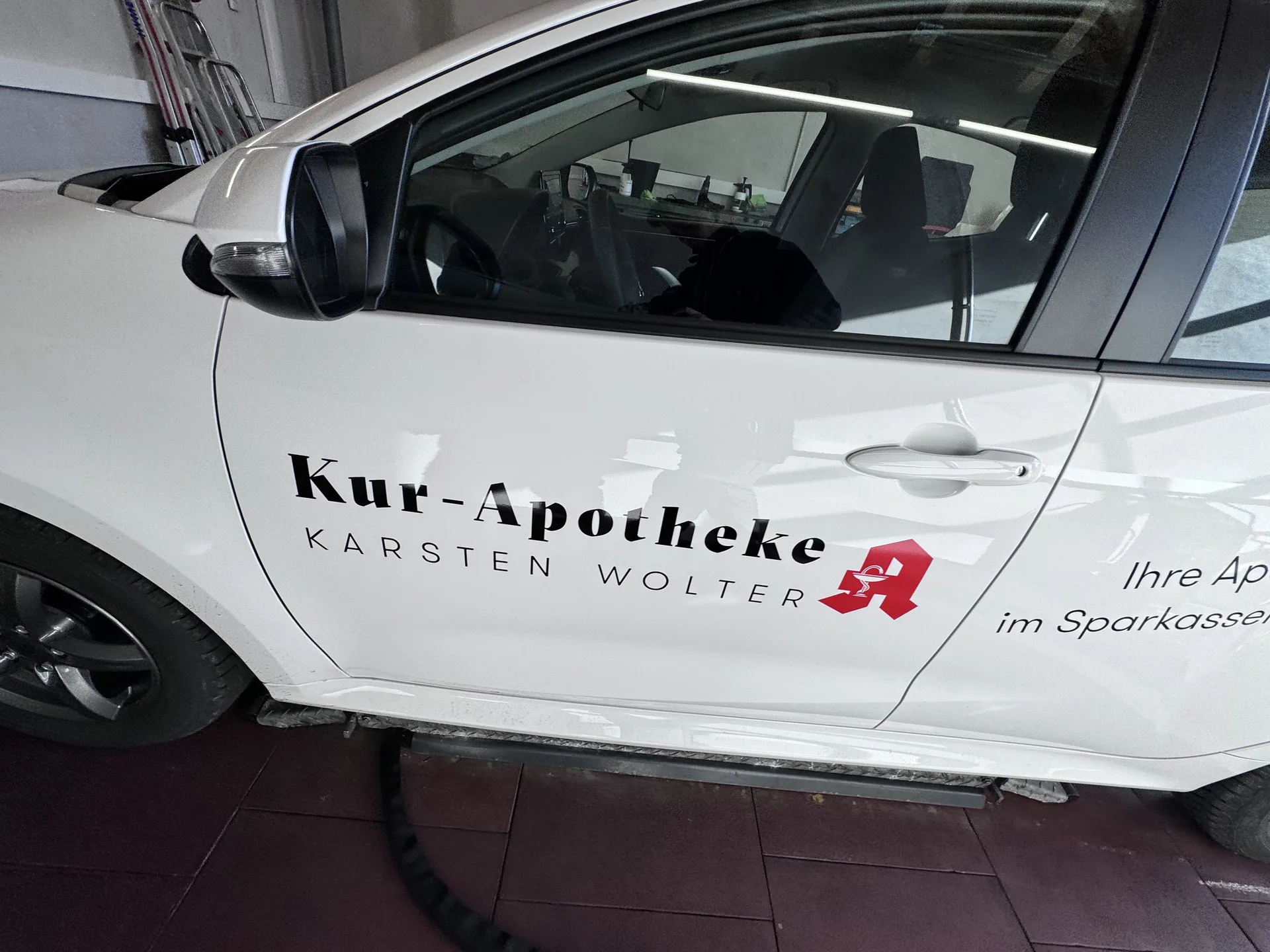 Fahrzeugbeschriftung für Kur Apotheke Karsten Wolter, umgesetzt von Nerodesign – Ansicht 7