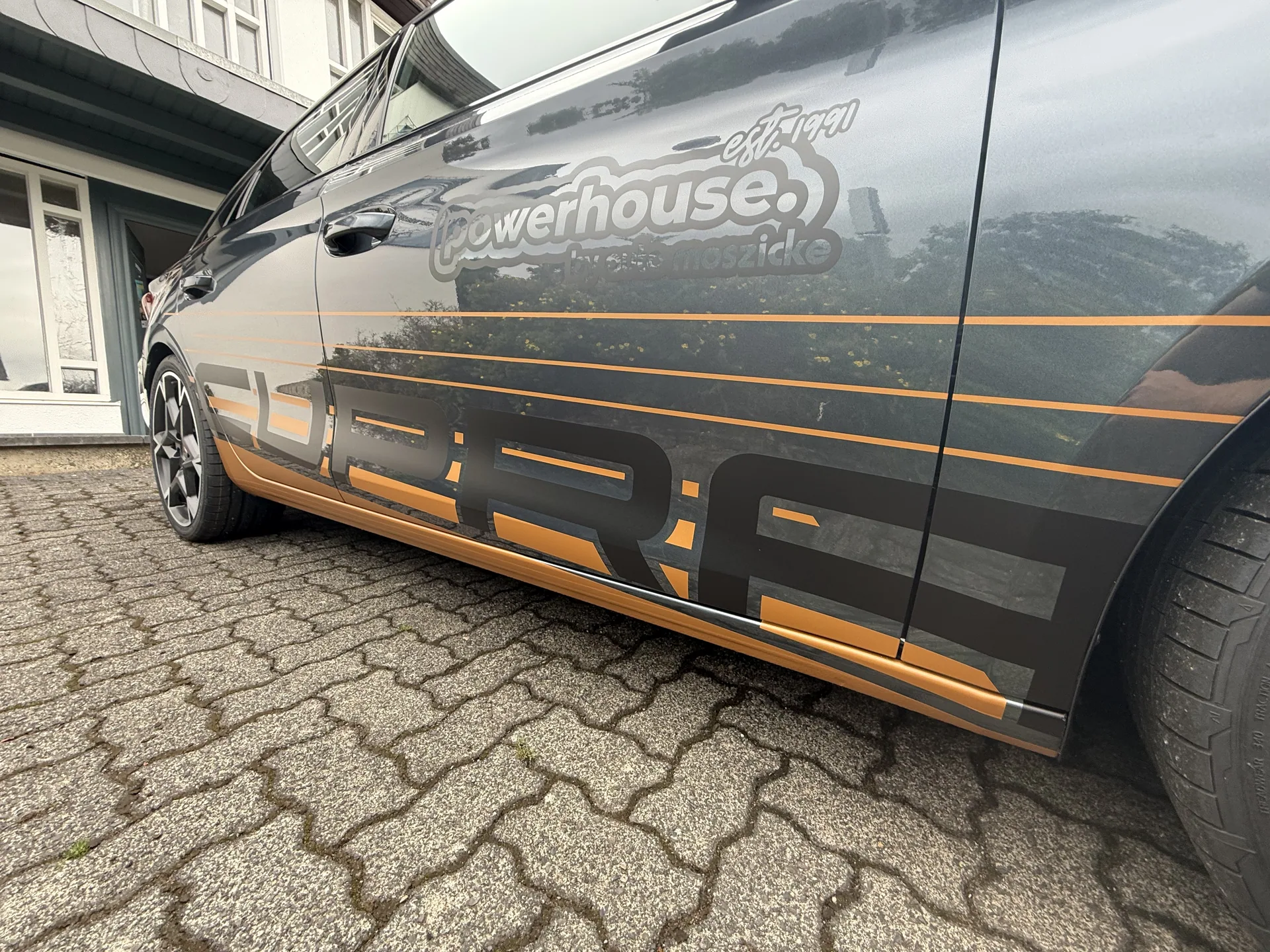 Fahrzeugbeschriftung für powerhouse by Auto Moszicke, umgesetzt von Nerodesign – Ansicht 3