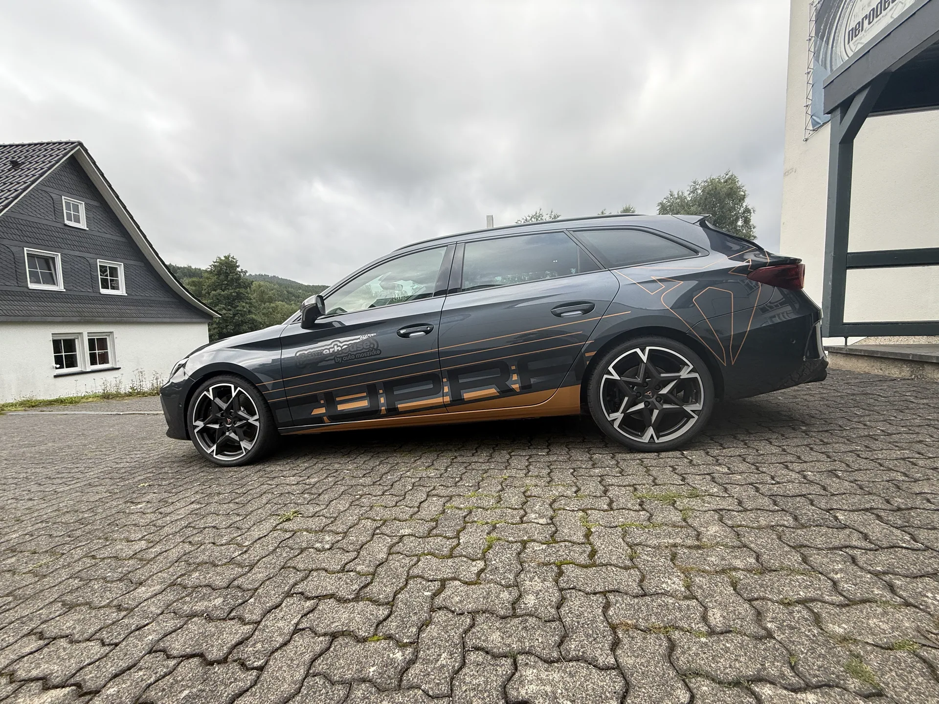 Fahrzeugbeschriftung für powerhouse by Auto Moszicke, umgesetzt von Nerodesign – Ansicht 6