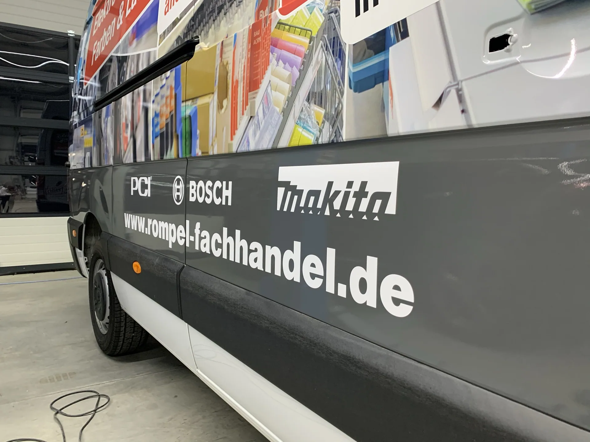 Fahrzeugbeschriftung für Rompel Baustoffe GmbH, umgesetzt von Nerodesign – Ansicht 5