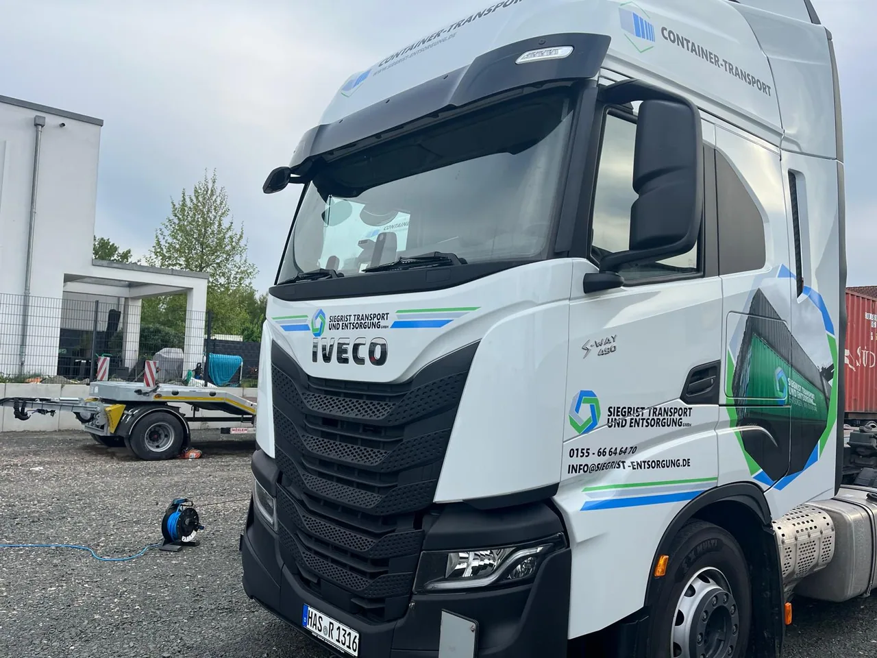 Fahrzeugbeschriftung für Siegrist Transport und Entsorgung GmbH, umgesetzt von Nerodesign – Ansicht 2