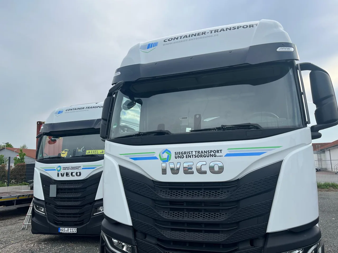 Fahrzeugbeschriftung für Siegrist Transport und Entsorgung GmbH, umgesetzt von Nerodesign – Ansicht 3