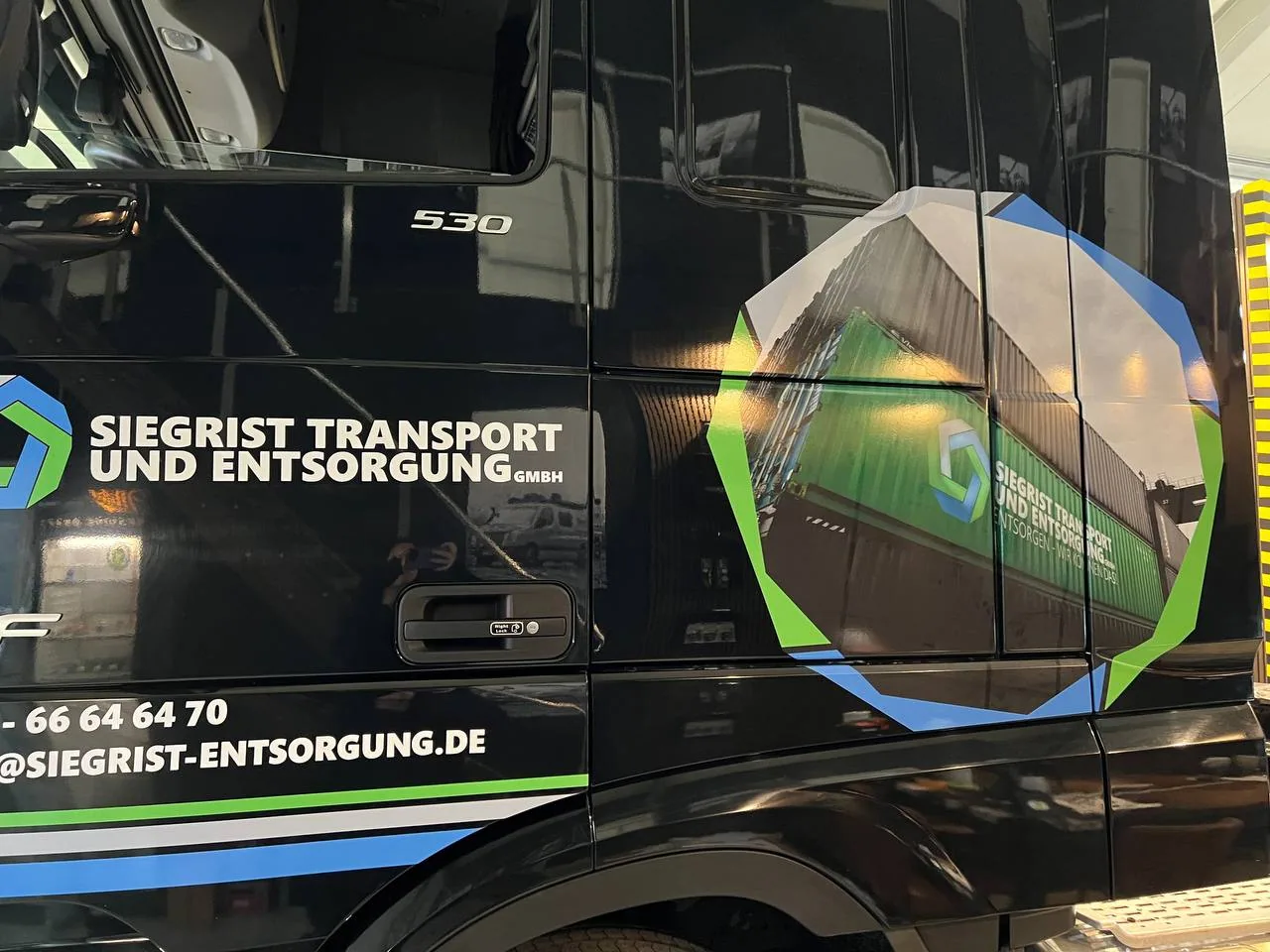 Fahrzeugbeschriftung für Siegrist Transport und Entsorgung GmbH, umgesetzt von Nerodesign – Ansicht 5