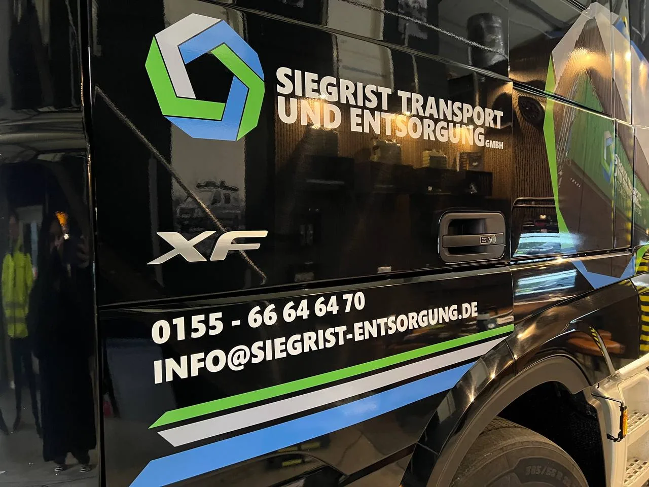 Fahrzeugbeschriftung für Siegrist Transport und Entsorgung GmbH, umgesetzt von Nerodesign – Ansicht 7