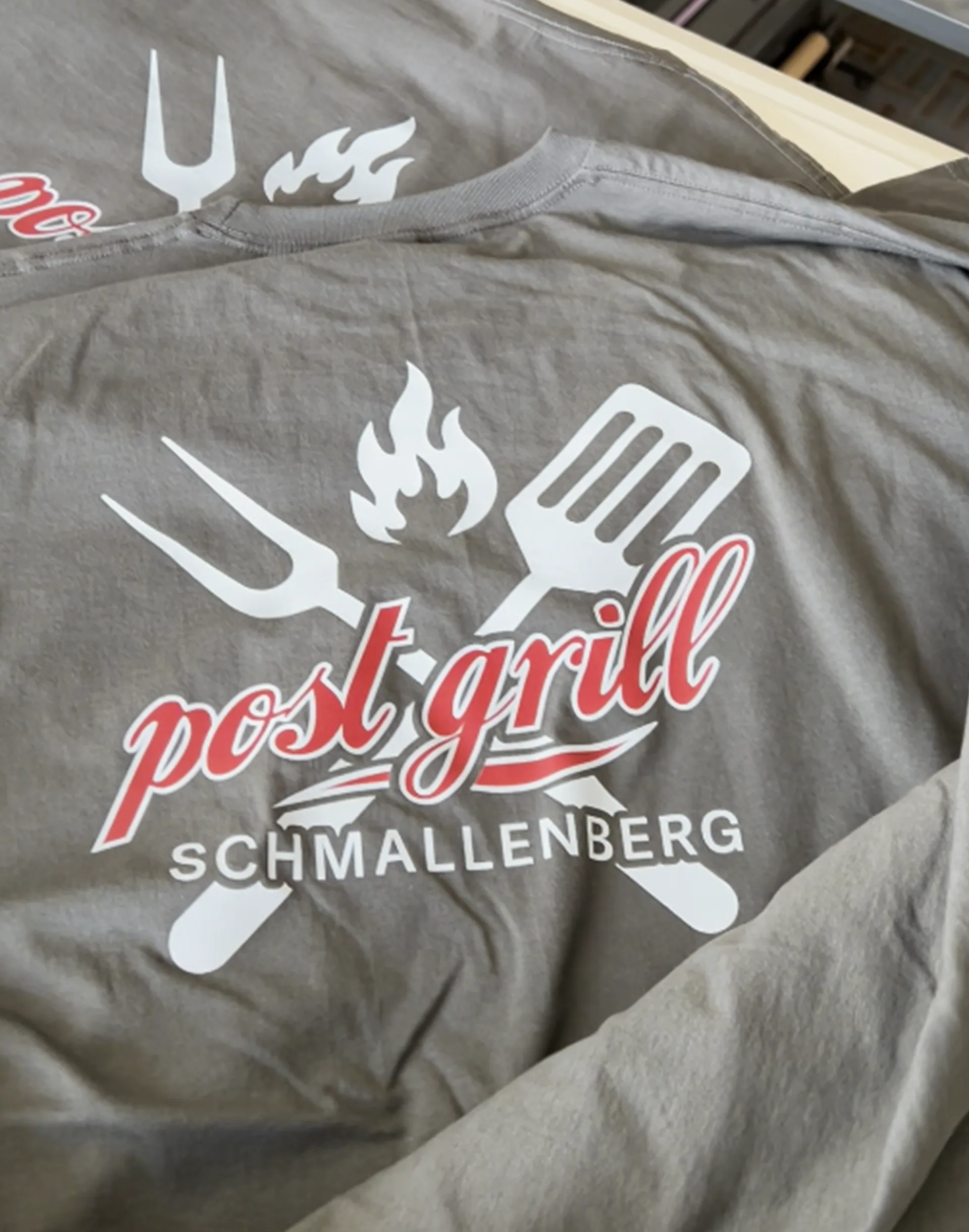 Textilveredelung für Post Grill Schmallenberg, umgesetzt von Nerodesign – Ansicht 2