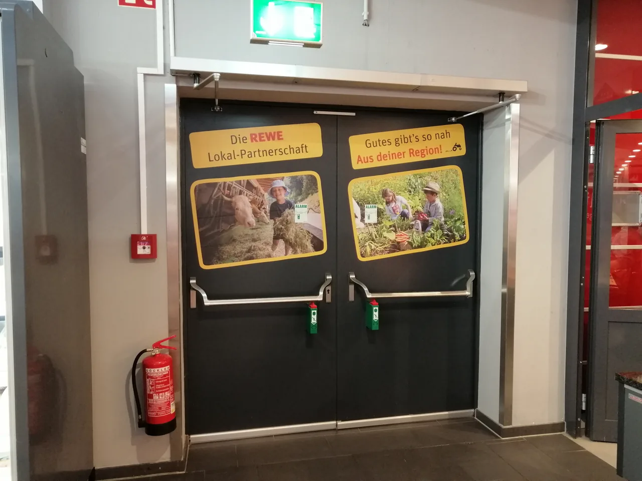 Werbeinstallation und Montage von Nerodesign – Glasdekor Beschriftung, Ansicht 5